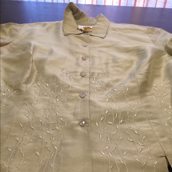 Lovely Lime Satin Floral Embroidery Summer  Top - Picture 5 of 10